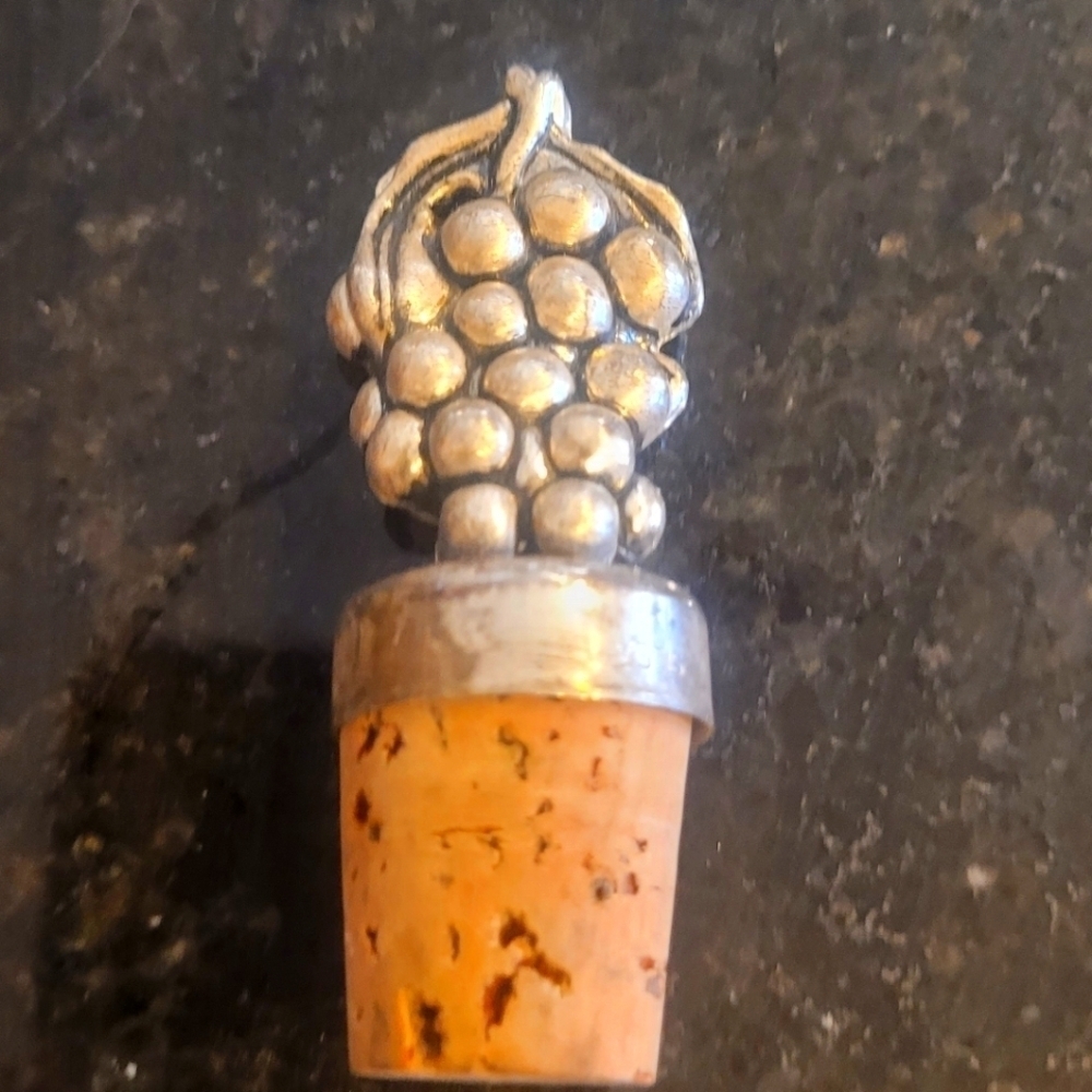 Silea Vinatge Grapes Wine Stopper, cork stopper, wine accessories